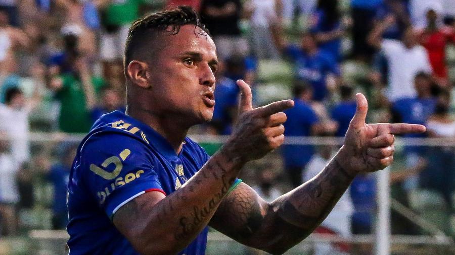 Edu, atacante do Cruzeiro, comemora gol marcado diante da URT -  DUDU MACEDO/FOTOARENA/FOTOARENA/ESTADÃO CONTEÚDO