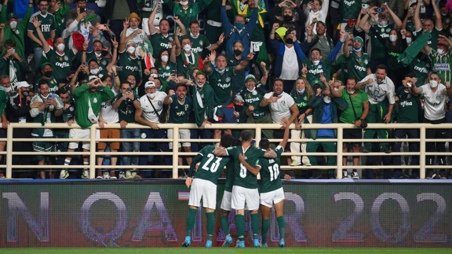 Dudu comemora segundo gol do Palmeiras no Mundial com jogadores e torcida - Michael Regan/Getty Images