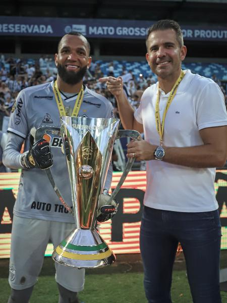 Everson e Victor posam com a taça da Supercopa do Brasil conquistada pelo Atlético-MG - Pedro Souza/Atlético-MG