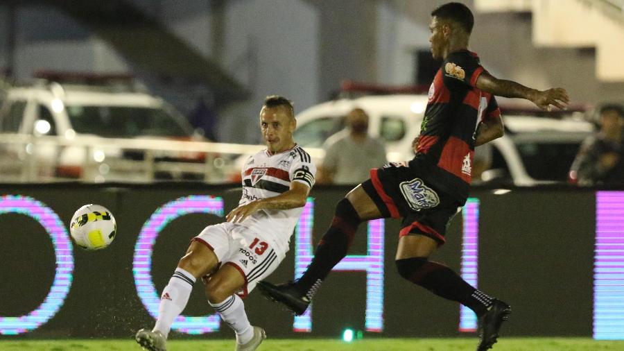 Rafinha, do São Paulo, em ação na partida contra o Campinense pela Copa do Brasil - MARLON COSTA/FUTURA PRESS/FUTURA PRESS/ESTADÃO CONTEÚDO