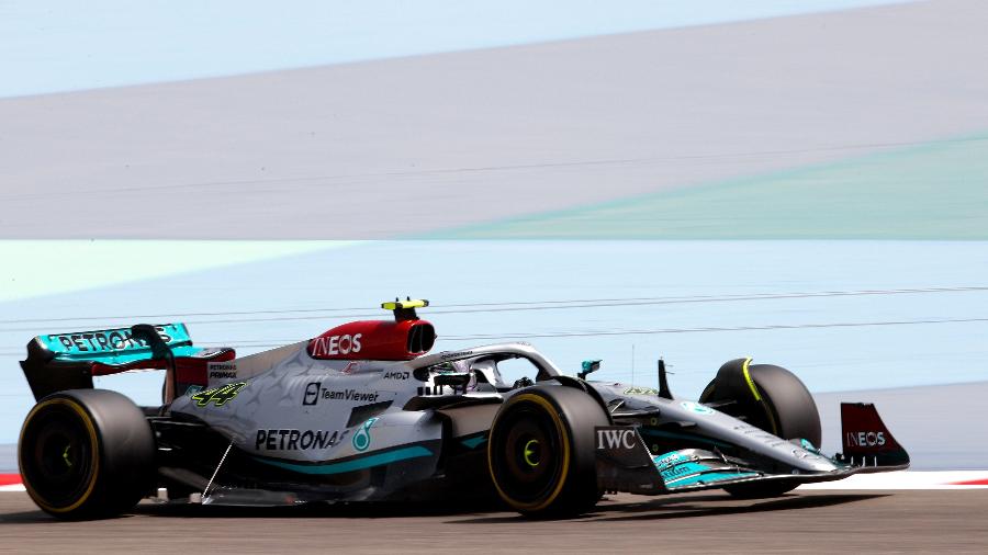 Lewis Hamilton testa com o carro da Mercedes, com uma nova lateral, nesta quinta-feira no Bahrein - Mercedes