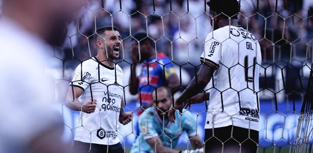 Jogadores do Corinthians comemoram gol contra do Fortaleza na NeoQuímica Arena, pelo Brasileirão
