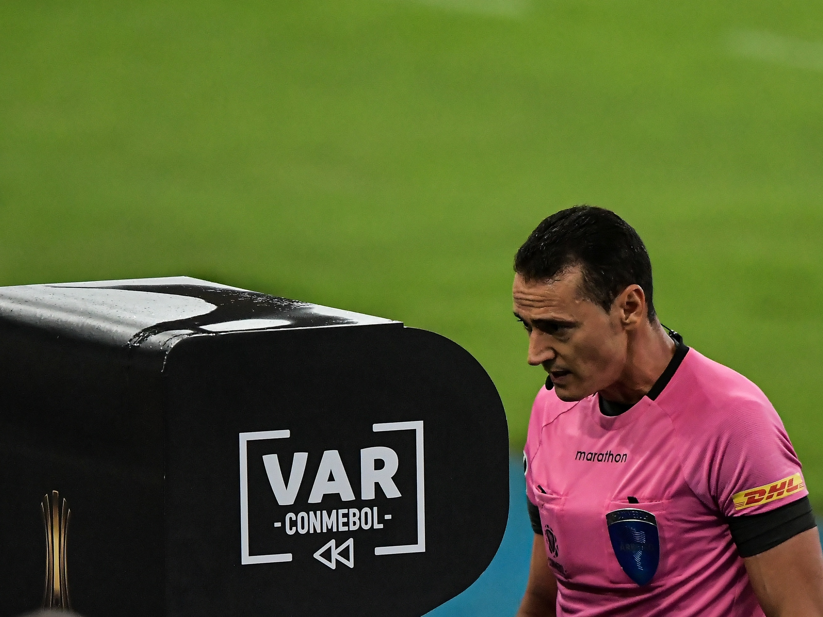 VAR em ação! Confira os melhores memes sobre árbitro de vídeo na web, Futebol