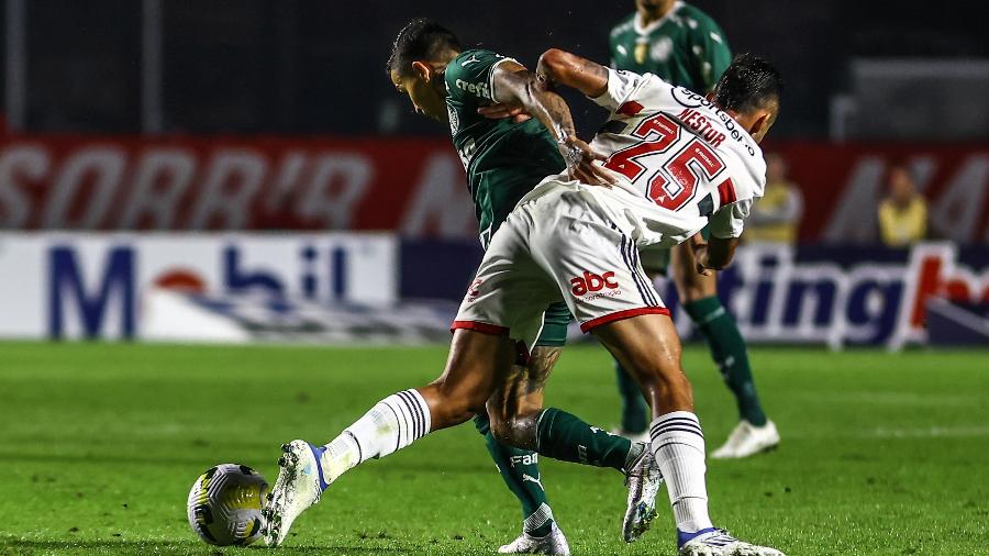 Rodrigo Nestor, do São Paulo, pressiona Dudu, do Palmeiras, pelo Brasileirão - Marcello Zambrana/AGIF
