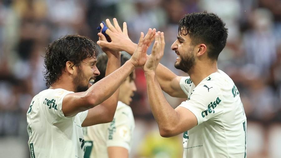 Gustavo Scarpa e López celebram gol do Palmeiras sobre o Ceará, na Arena Castelão, pelo Campeonato Brasileiro - Cesar Greco / Palmeiras