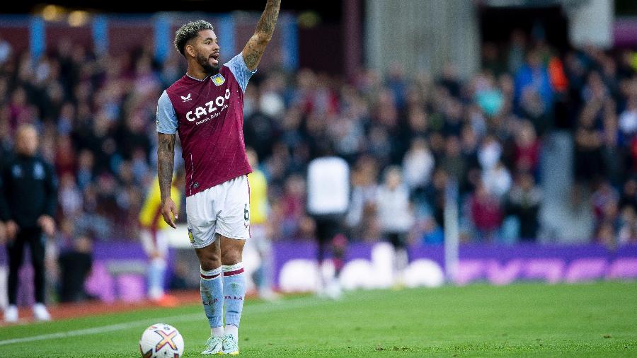 Douglas Luiz, volante do Aston Villa, em atuação contra o Brentford (ING) - Neville Williams/Aston Villa FC