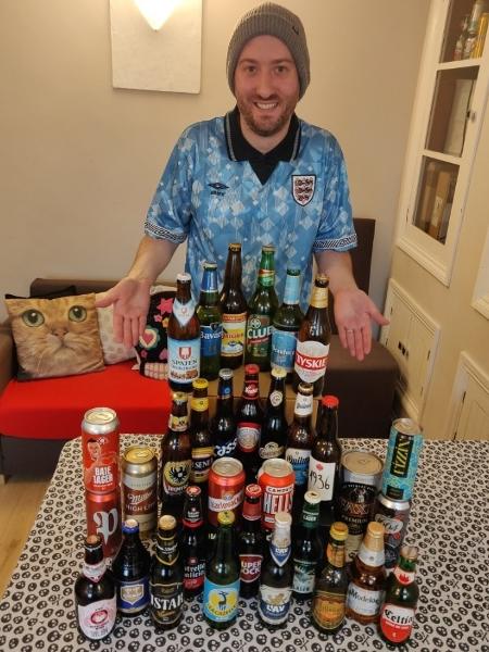 Torcedor inglês comprou cervejas de todos os países que disputarão a Copa do Mundo - Reprodução