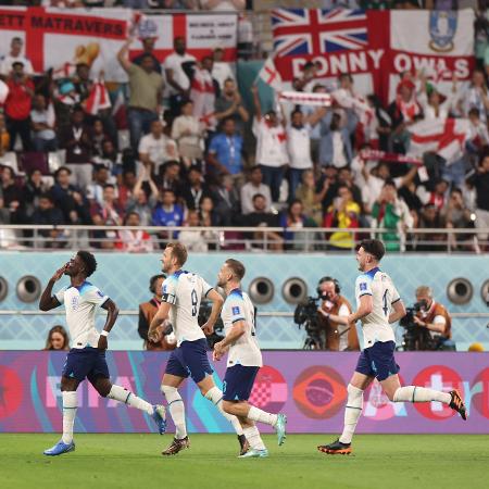Jogadores da Inglaterra comemoram gol de Bukayo Saka em direção aos torcedores  - FADEL SENNA / AFP