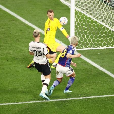 Takuma Asano marca o segundo gol do Japão contra a Alemanha na Copa do Mundo - Robert Cianflone/Getty Images