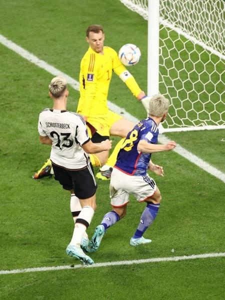 Takuma Asano marca o segundo gol do Japão contra a Alemanha na Copa do Mundo - Robert Cianflone/Getty Images