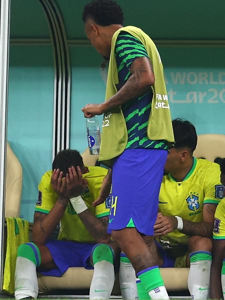 Neymar chora depois de sentir dores no tornozelo em Brasil x Sérvia - Chris Brunskill/Fantasista/Getty Images