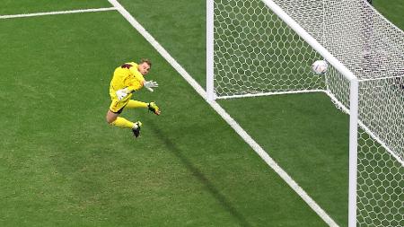 Neuer defende chute de Dani Olmo na partida entre Espanha e Alemanha - Lars Baron/Getty Images - Lars Baron/Getty Images