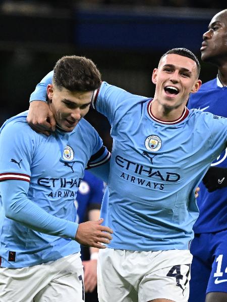 Julian Alvarez e Phil Foden celebram gol marcado pelo Manchester City diante do Chelsea  - Oli Scarff/AFP