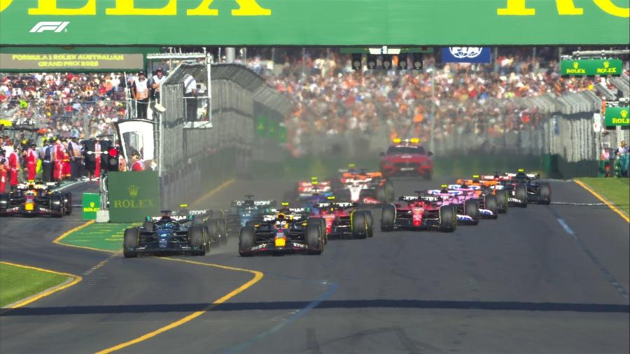 George Russell pula à frente de Max Verstappen na largada em Melbourne - Reprodução/F1 TV