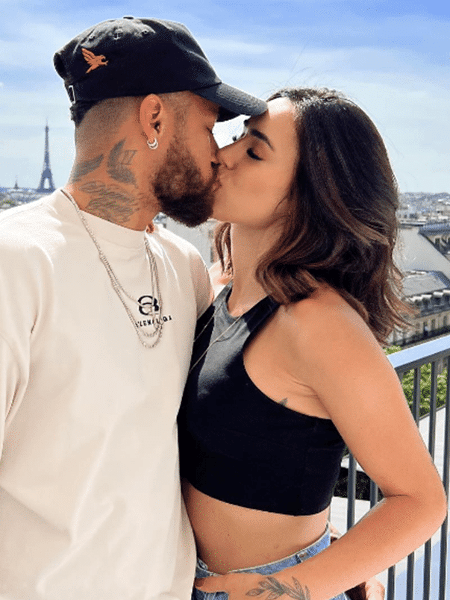 Neymar e Bruna Biancardi se beijam; eles anunciaram gravidez na noite de hoje - Reprodução/Instagram