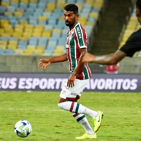 Thiago Santos, volante do Fluminense, no duelo com o Athletico-PR, pelo Brasileiro