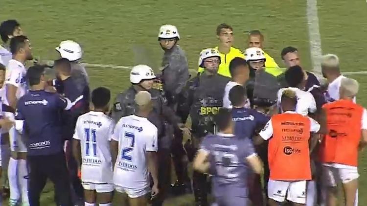 Jogadores do Caxias reclamam com árbitro Leonardo Willers Lorenzatto durante jogo contra Ferroviário