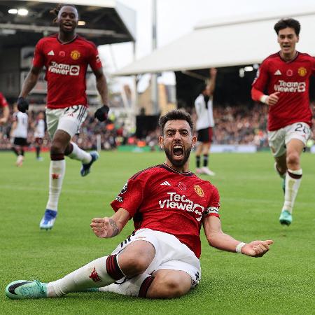 Bruno Fernandes celebra ao fazer o gol da vitória do Manchester United sobre o Fulham, pelo Inglês