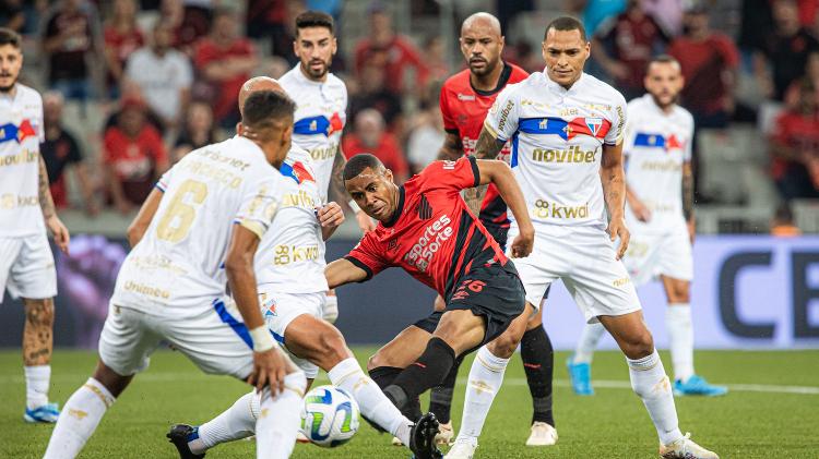 Jogadores de Athletico-PR e Fortaleza em ação pelo Brasileirão