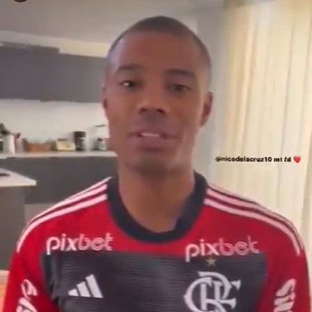 De La Cruz apareceu em vídeo usando a camisa do Flamengo