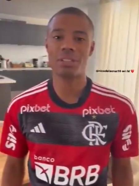 De La Cruz apareceu em vídeo usando a camisa do Flamengo