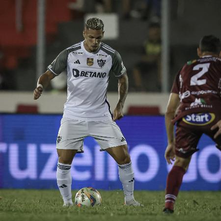 Paulinho, do Atlético-MG, em ação contra o Patrocinense, pelo Mineiro