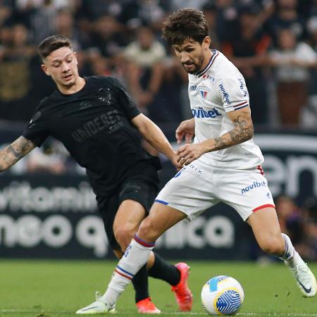 Garro tenta desarmar Pedro Augusto durante Corinthians x Fortaleza, partida do Campeonato Brasileiro