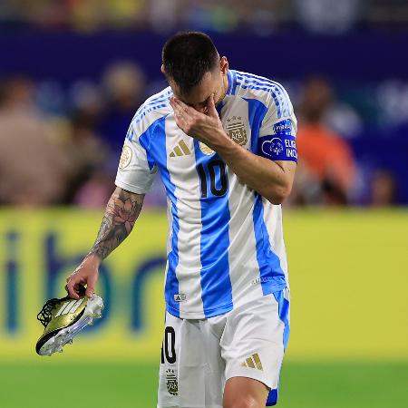 Messi chora com a camisa da seleção argentina