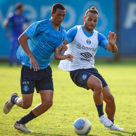 Braithwaite (de colete), treinou pela primeira vez desde que chegou ao Grêmio