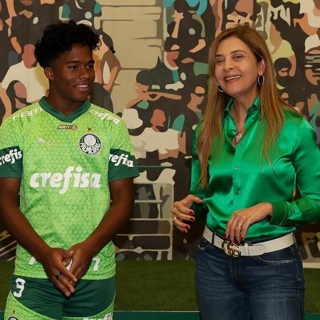 Endrick e Leila Pereira durante a despedida do jogador no Palmeiras