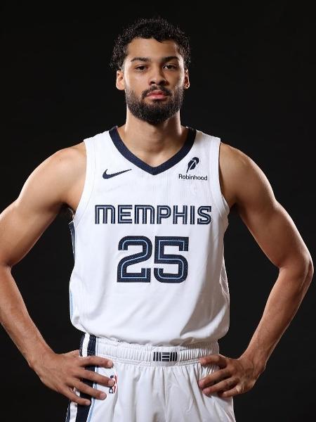 Mãozinha pousa para foto com a camisa do Memphis Grizzlies 