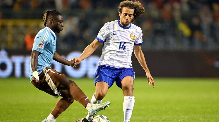 Doku, da Bélgica, e Guendouzi, da França, brigam pela bola durante jogo da Liga das Nações