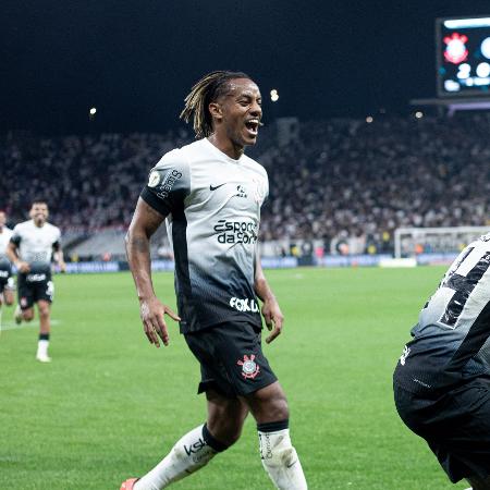 Carrillo virou motorzinho da equipe e ganhou papel de destaque no Corinthians