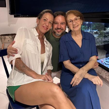 Bárbara Coelho com o irmão Bruno e a mãe Maria Inês Bárbara Coelho com o irmão Bruno e a mãe Maria Inês