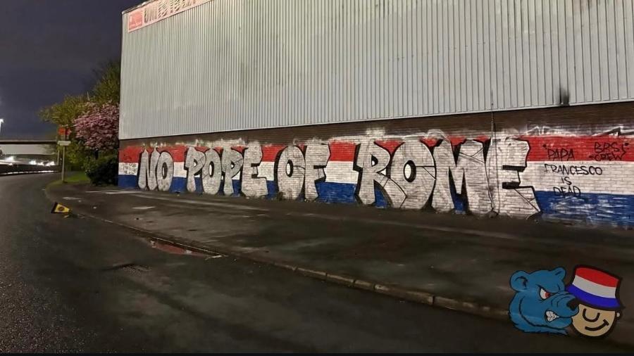 Muro em Glasgow, na Escócia, é pichado com a frase "Nenhum Papa de Roma" por torcedores do Rangers Muro em Glasgow, na Escócia, é pichado com a frase "Nenhum Papa de Roma" por torcedores do Rangers
