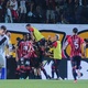 Vitória vira sobre o Vasco com um a menos e deixa rival na zona da degola