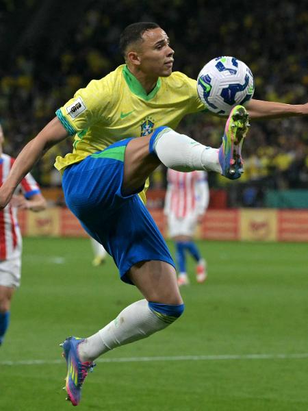 Vanderson em ação durante Brasil x Paraguai, jogo das Eliminatórias Vanderson em ação durante Brasil x Paraguai, jogo das Eliminatórias
