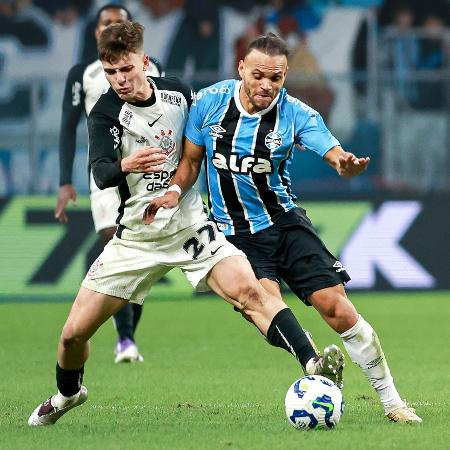 Bidon, do Corinthians, e Braithwaite, do Grêmio, em ação durante jogo do Brasileirão Bidon, do Corinthians, e Braithwaite, do Grêmio, em ação durante jogo do Brasileirão