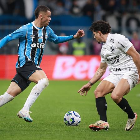Alysson em ação durante Grêmio x Ceará, duelo do Brasileirão