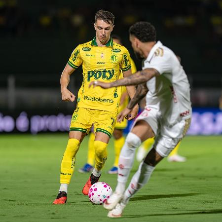 Shaylon, do Mirassol, durante partida contra o Internacional, pelo Brasileirão