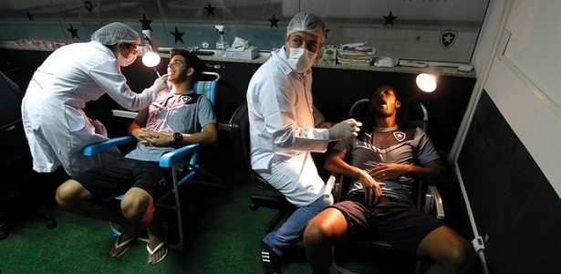 Jogadores do do Botafogo fazem exames odontológicos em cadeiras de praia - Vitor Silva/SS Press/Botafogo