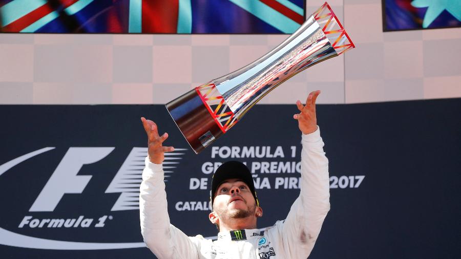 Lewis Hamilton comemora no pódio em Barcelona: vitória e pressão sobre Vettel na classificação - REUTERS/Juan Medina