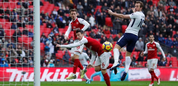 Harry Kane desvia de cabeça para marcar no clássico de Londres em Wembley - Reuters/Andrew Couldridge