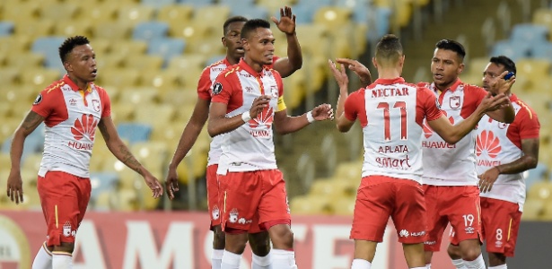 Jogadores do Santa Fe comemoram gol contra o Flamengo - Thiago Ribeiro/AGIF - Thiago Ribeiro/AGIF
