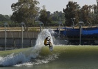 Com Medina, Brasil avança à final de torneio realizado em piscina de onda - AFP PHOTO / MARK RALSTON