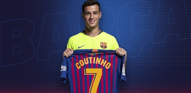 Philippe Coutinho segura a camisa 7 do Barcelona - Divulgação: Barcelona