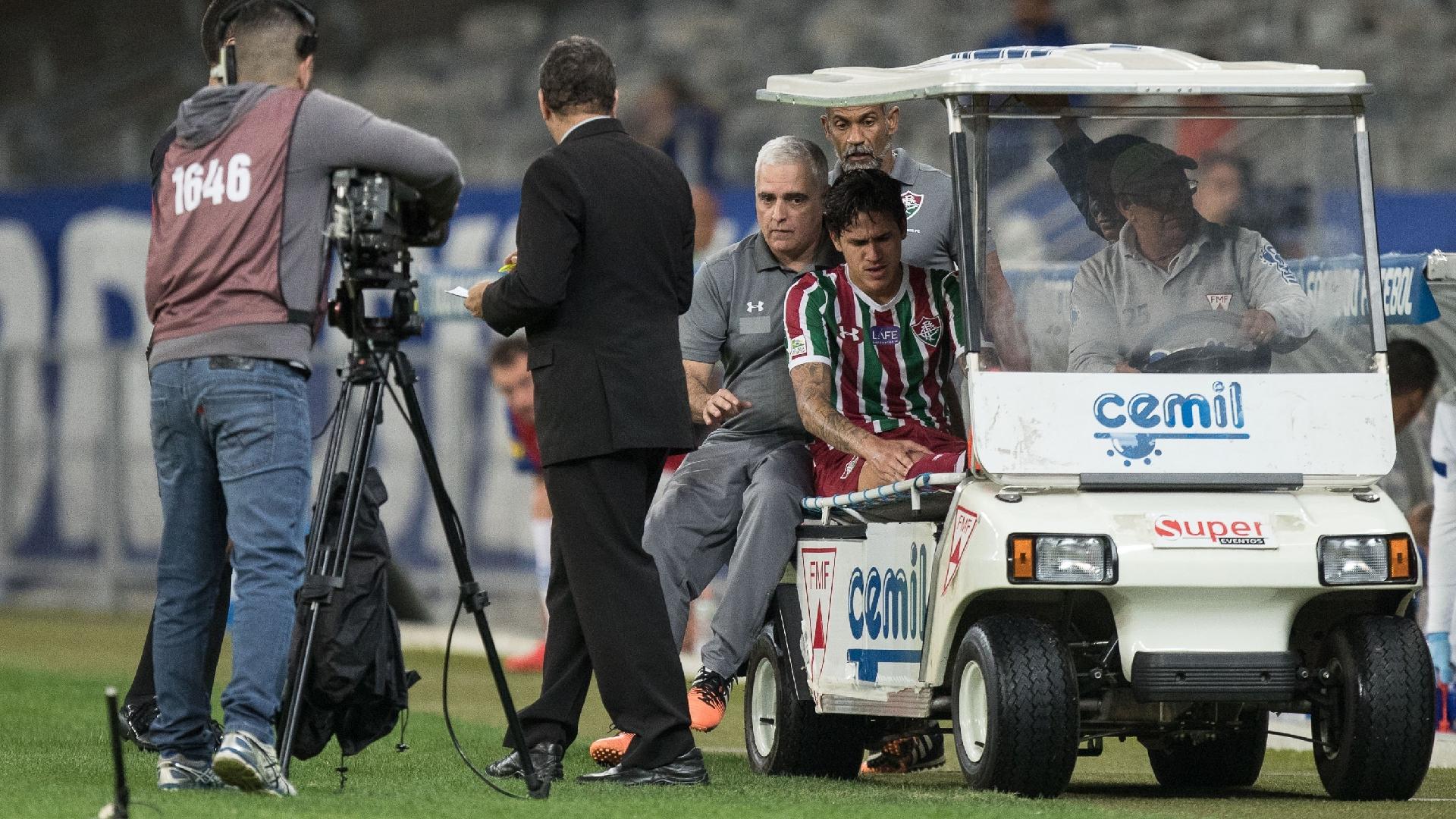 Pedro, do Fluminense, sente dores contra o Cruzeiro e sai de campo cabisbaixo