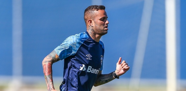 Meia-atacante agora encara sessões diárias com ondas de choques no pé direito - Lucas Uebel/Grêmio