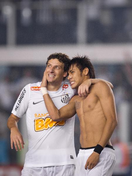 Neymar e Elano em partida válida pela Libertadores de 2012. - Ricardo Nogueira/Folhapress