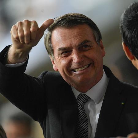 Bolsonaro acena durante semifinal; no intervalo, ele foi vaiado por parte da torcida - Mauro PIMENTEL / AFP